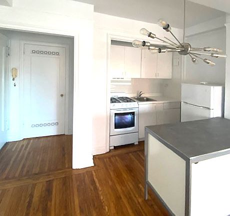 3rd image of 457 W 57th St APT 816