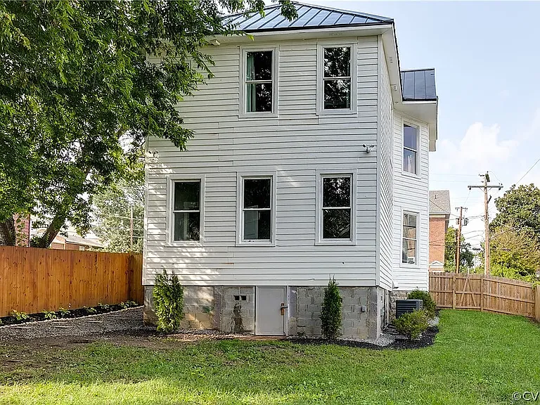 205 Poe St — Photo 54