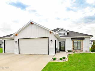6162 Camellia Cir, Grand Forks, ND 58201