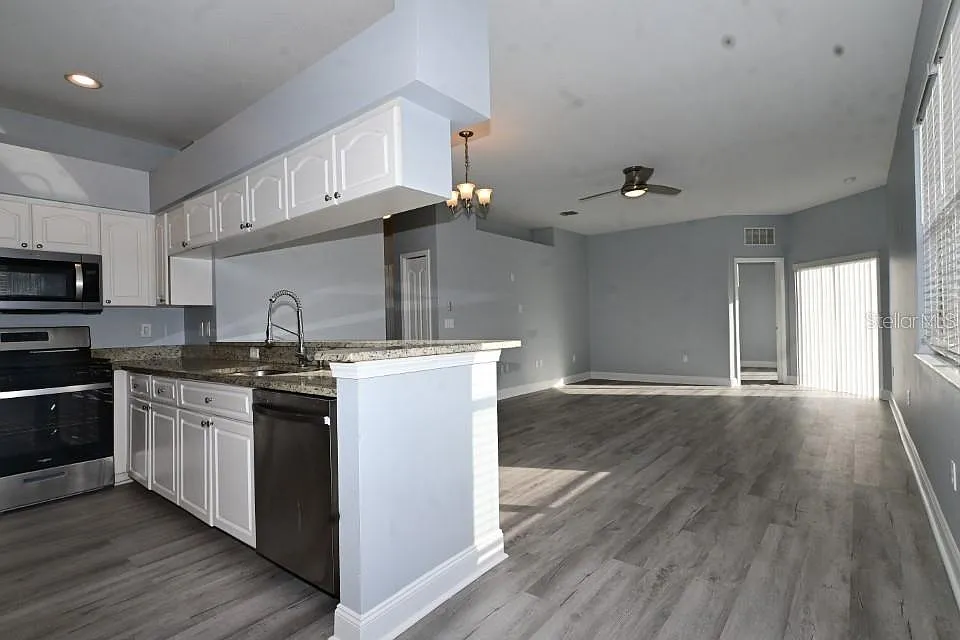 3 bed, 2.0 bath, 1316 sqft, $2,200 — Photo 4