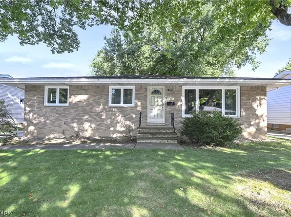 6213 Nelwood Rd, Parma Heights, OH 44130
