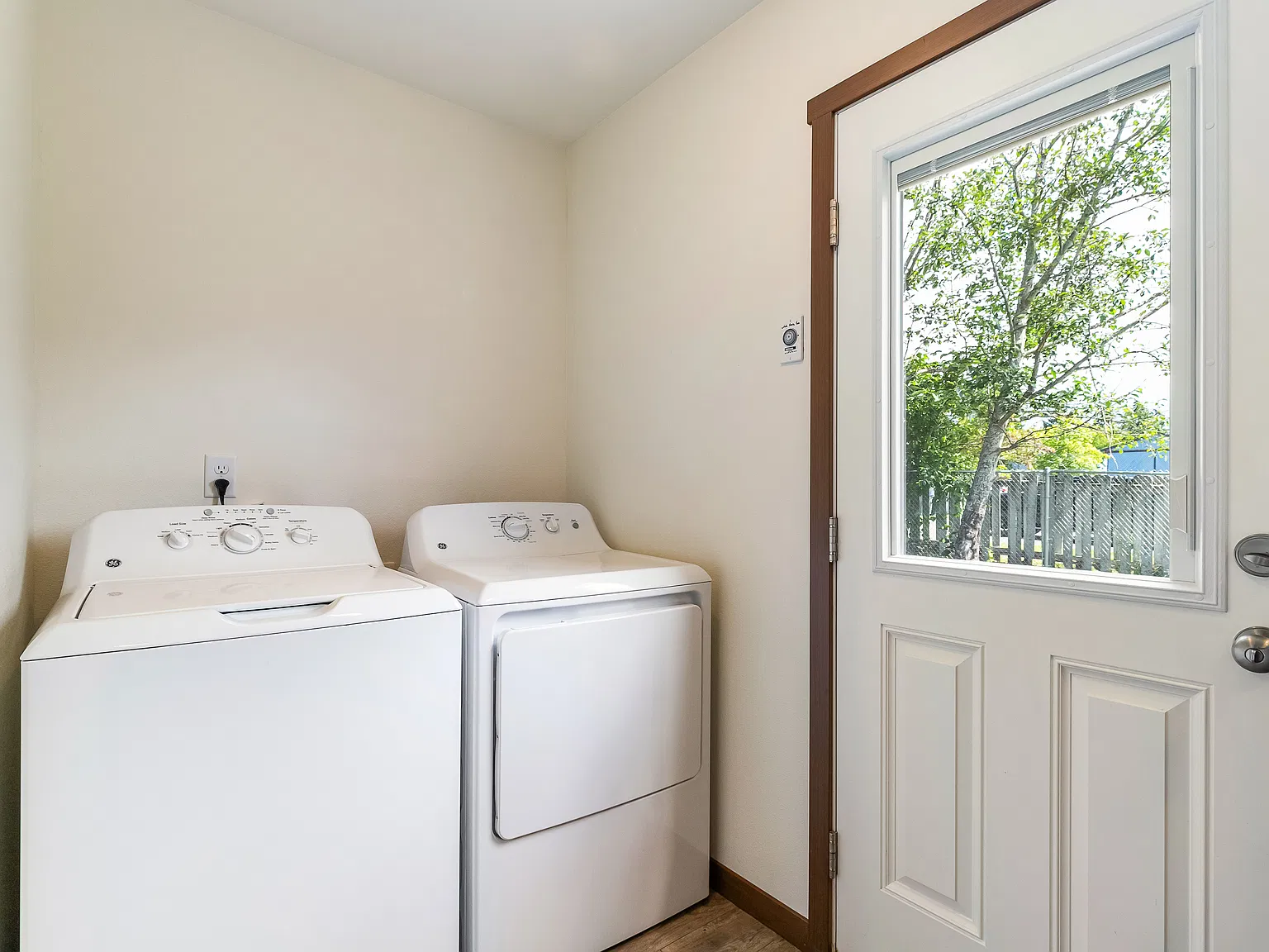 2 bed, 1.5 bath, 940 sqft, $1,895 — Photo 2