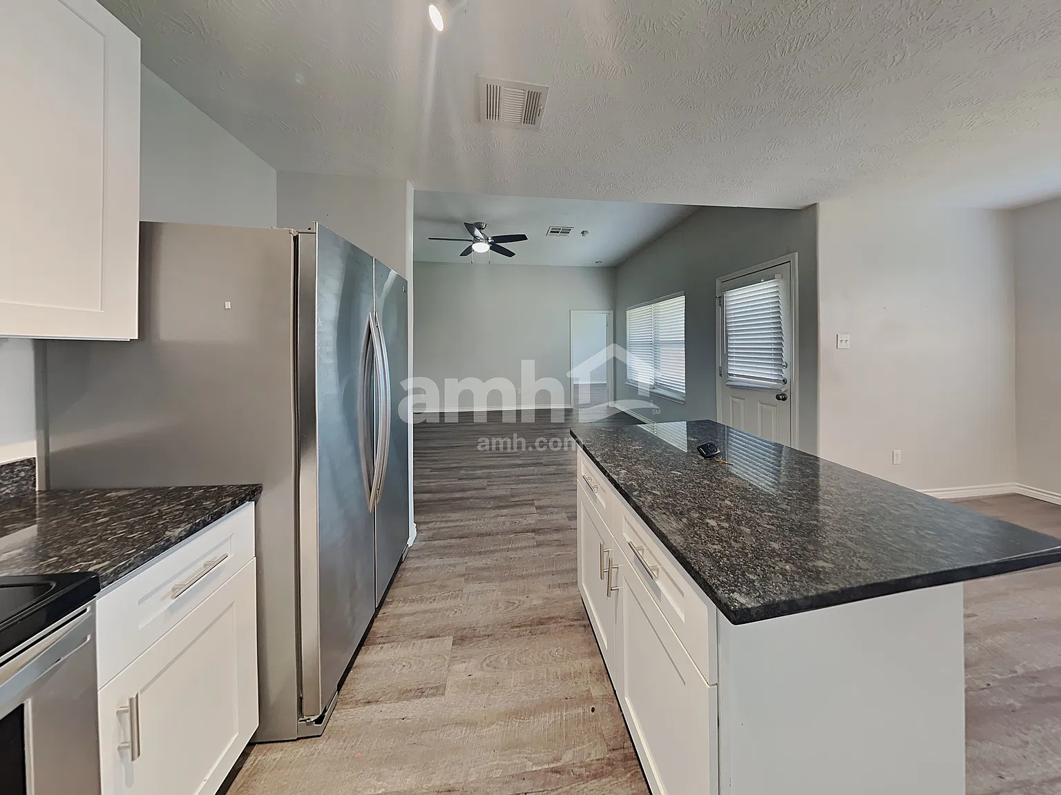 3 bed, 2.0 bath, 1352 sqft, $1,940 — Photo 4