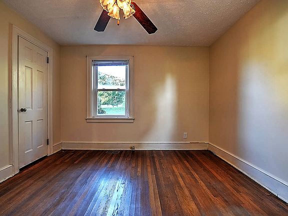 4th image of 615 Lawrence Ave