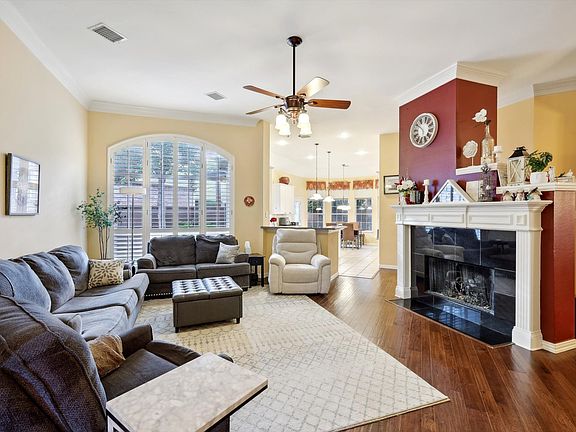 Living Room / Fireplace