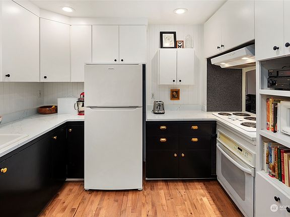 4th image of 14011 Roslyn Place N