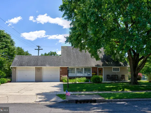 2 Cameo Rd, Levittown, PA 19057