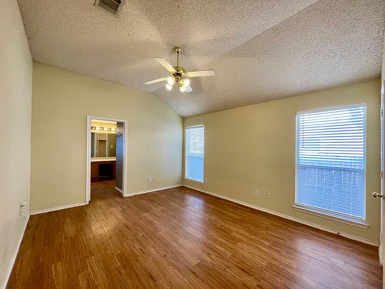 2070 Belvedere Dr — Photo 12
