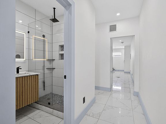 5th image of 324 20th St #14