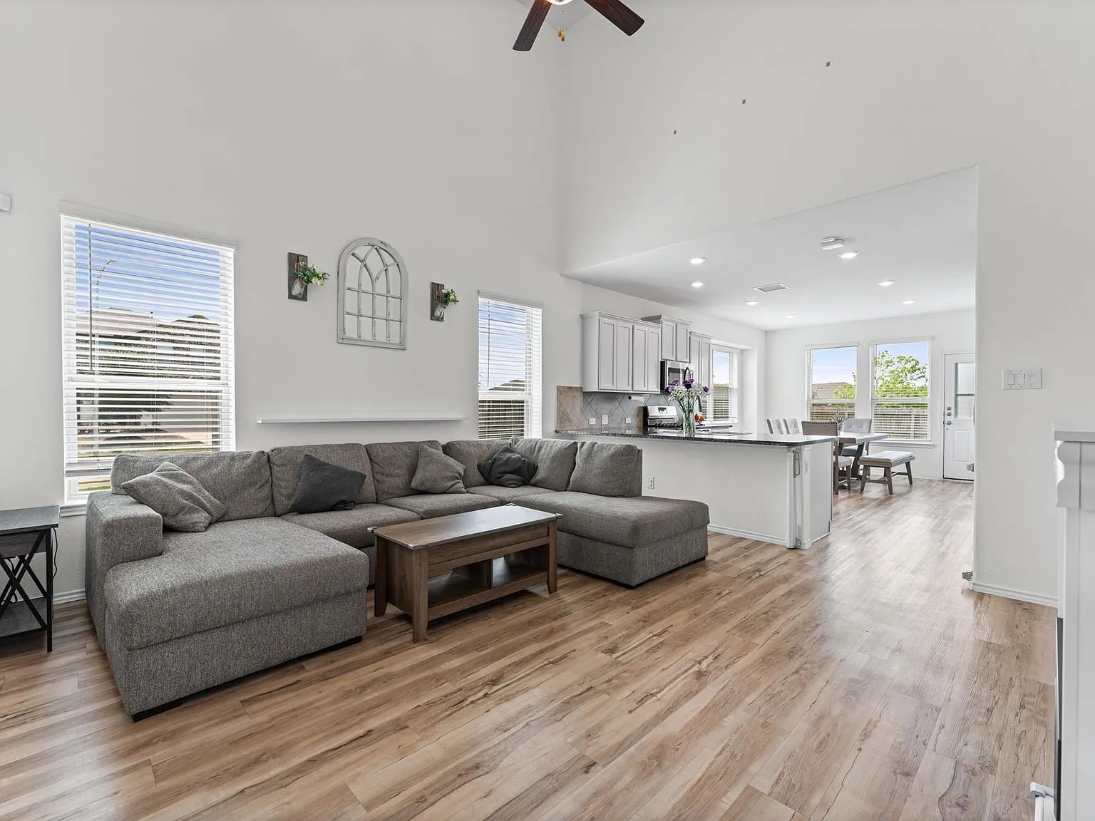 4 bed, 2.5 bath, 1932 sqft, $2,350 — Photo 3