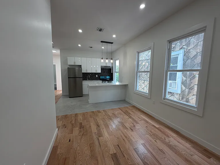 181 Woodside Ave #3R — Photo 1