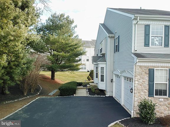 2nd image of 11 Portsmouth Cir