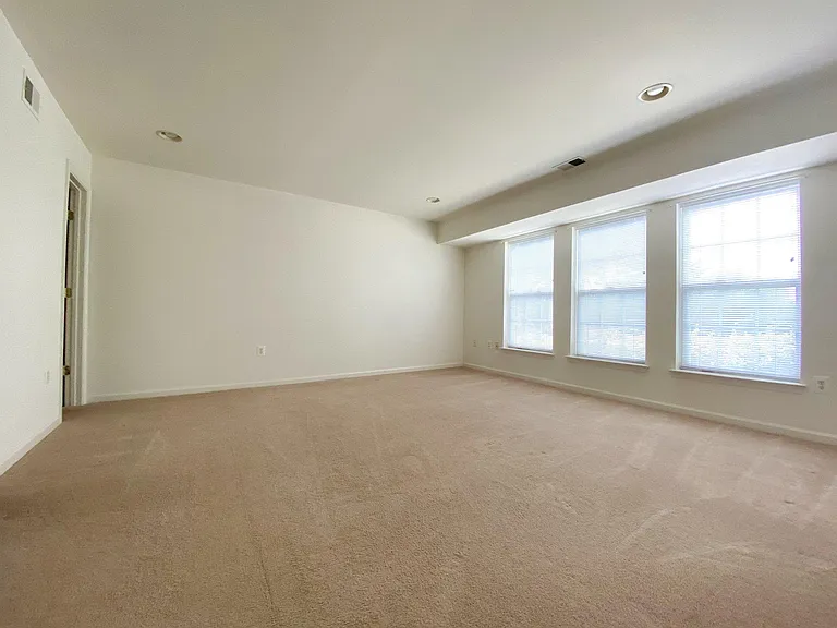 1601 Wilcox Ave — Photo 23