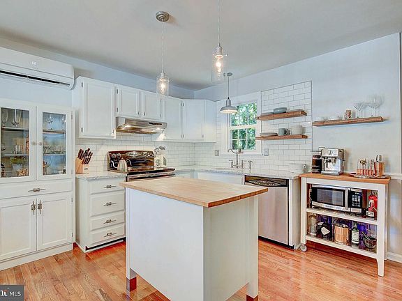 3rd image of 1032 Hyde Park Dr