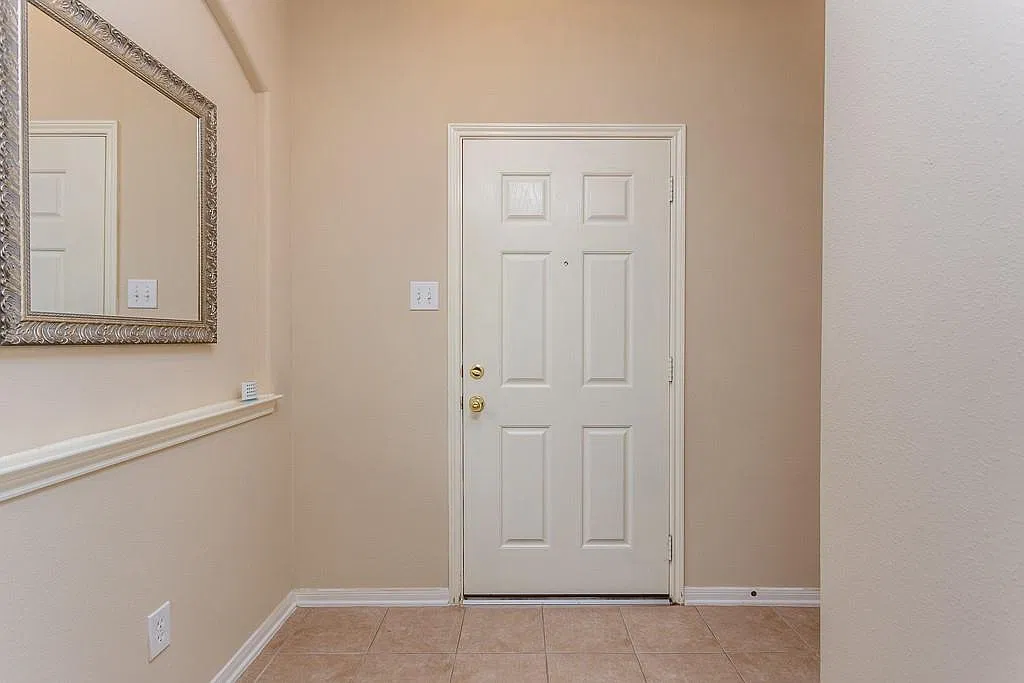 3 bed, 2.5 bath, 2104 sqft, $2,222 — Photo 3