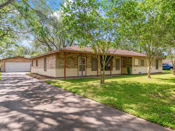 749 W Wildwood Dr, Corpus Christi, TX 78410