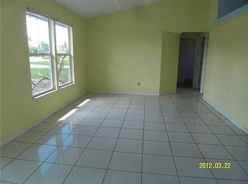 3rd image of 525 SE Starflower Ave