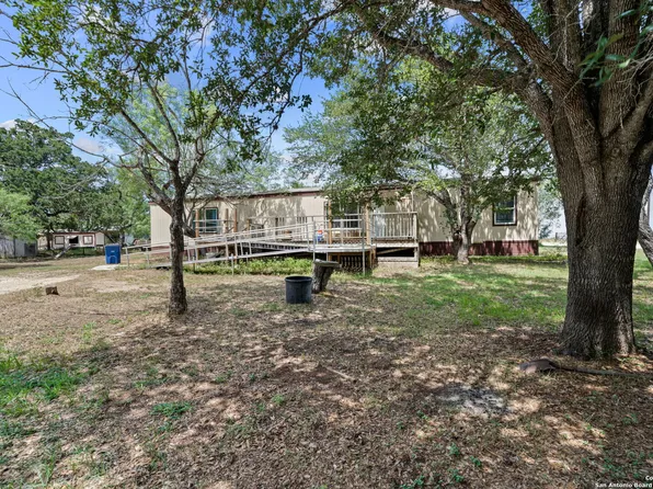 610 BLUE CREEK RD, La Vernia, TX 78121