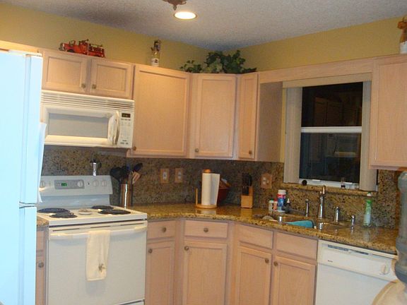 Kitchen w/ wood cabinets & granite counters