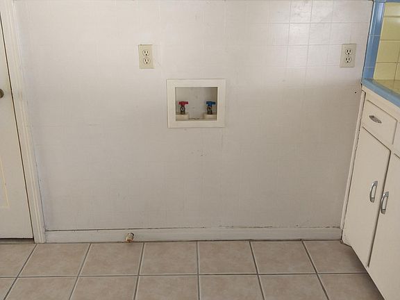 4th image of 519 S Jackson St #521