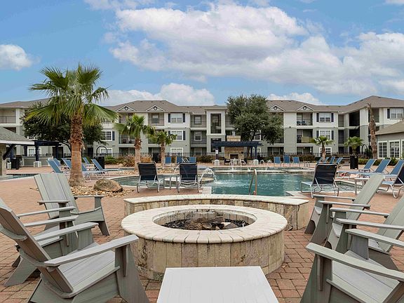 Fire Pit and Lounge