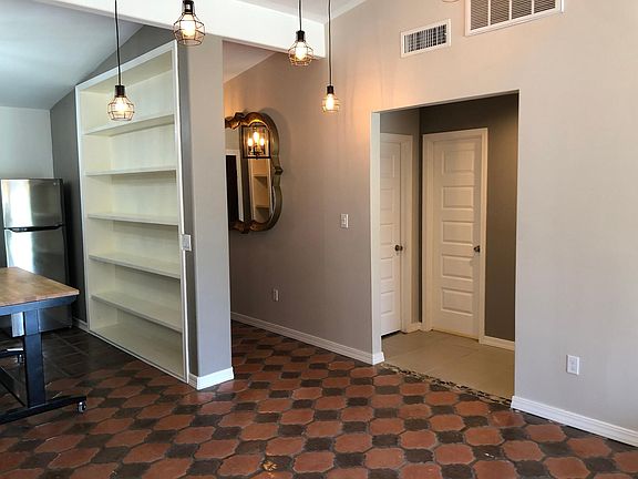 3rd image of 800 E Dallas Ave