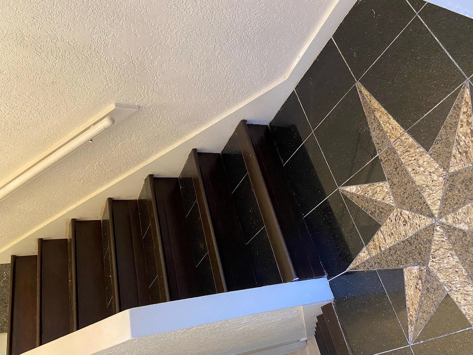 6 bed, 3000 sqft, $3,400 — Photo 2