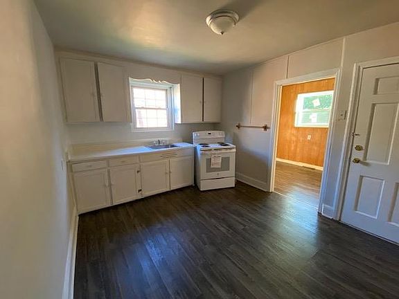 3rd image of 1004 Elwell Ave