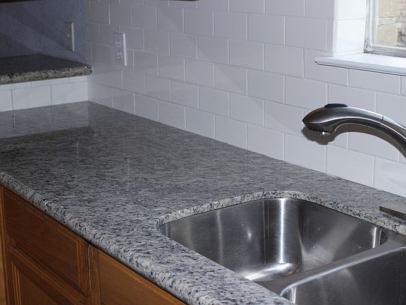 Nice cozy kitchen has granit