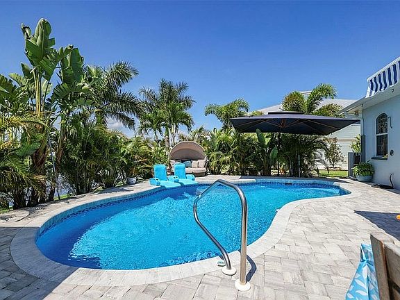 	Open-air tropical pool