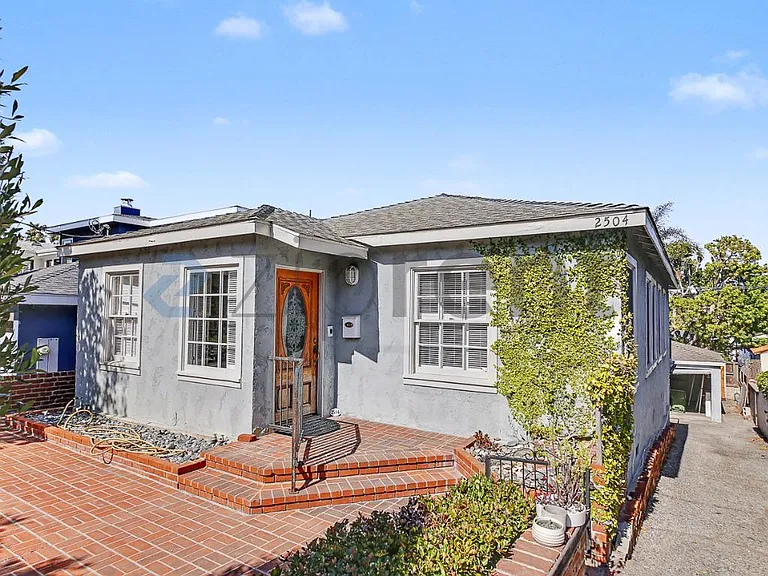 2504 Palm Ave — Photo 1