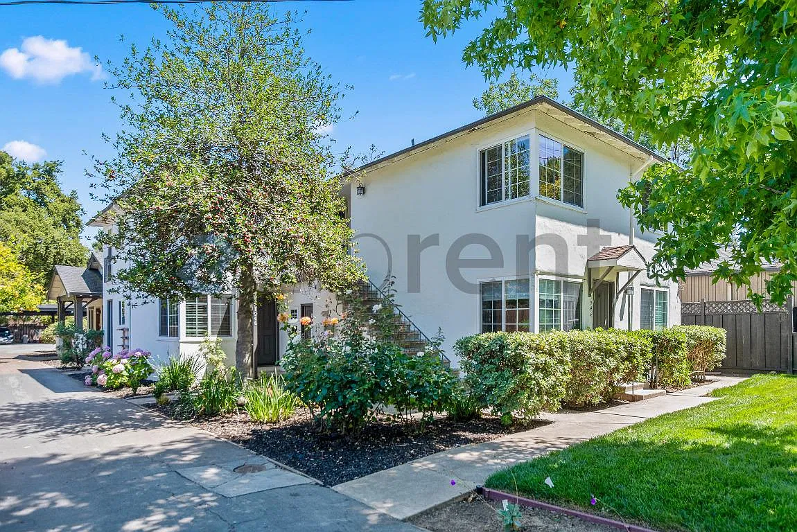 2 bed, 900 sqft, $3,895 — Photo 2