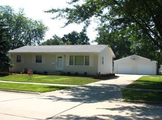 1039 Eisenhower Rd, Hiawatha, IA 52233