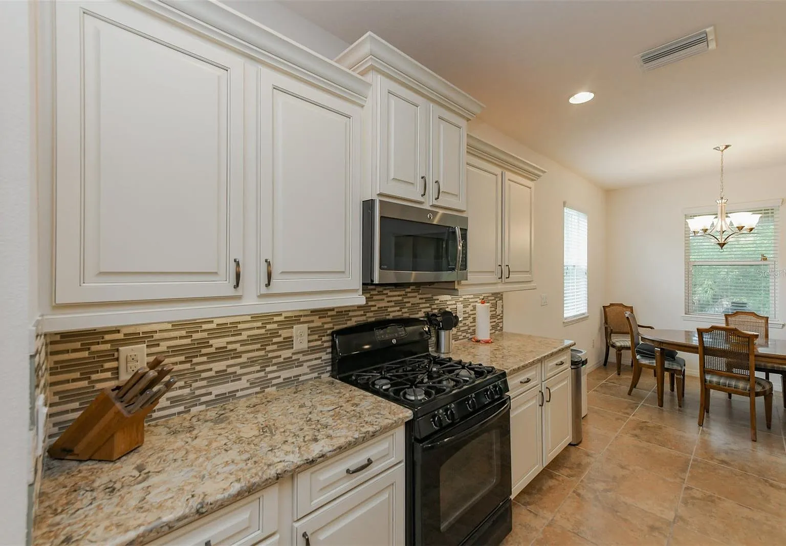 4 bed, 2.5 bath, 2025 sqft, $3,250 — Photo 4