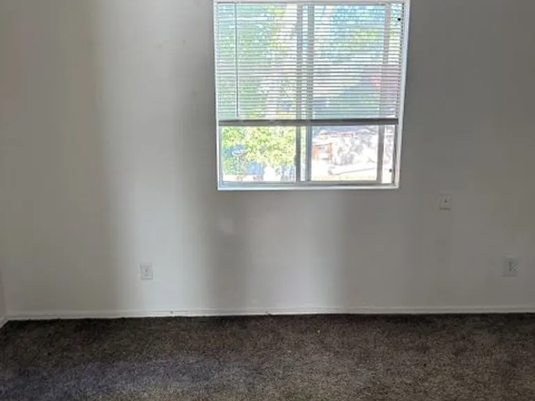 403 N School St — Photo 8
