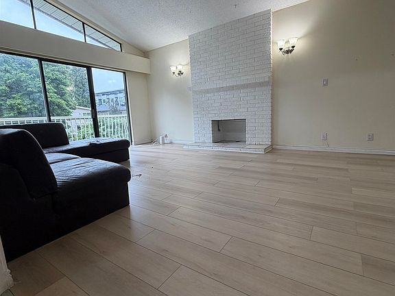 3rd image of 5794 Lanark St