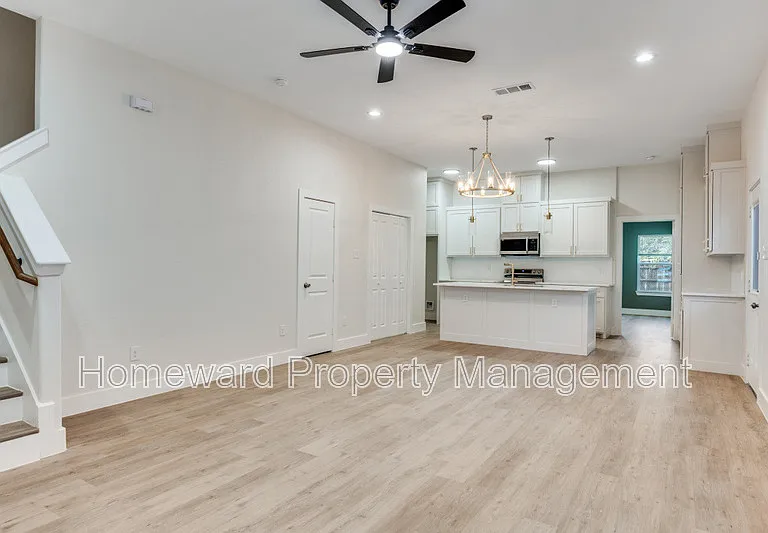 837 Stamps Ave — Photo 3