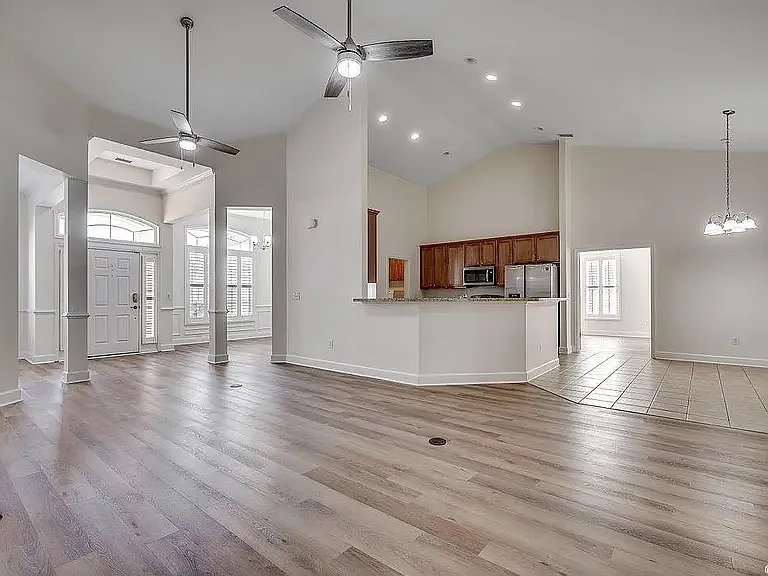 4 bed, 2858 sqft, $2,700 — Photo 4