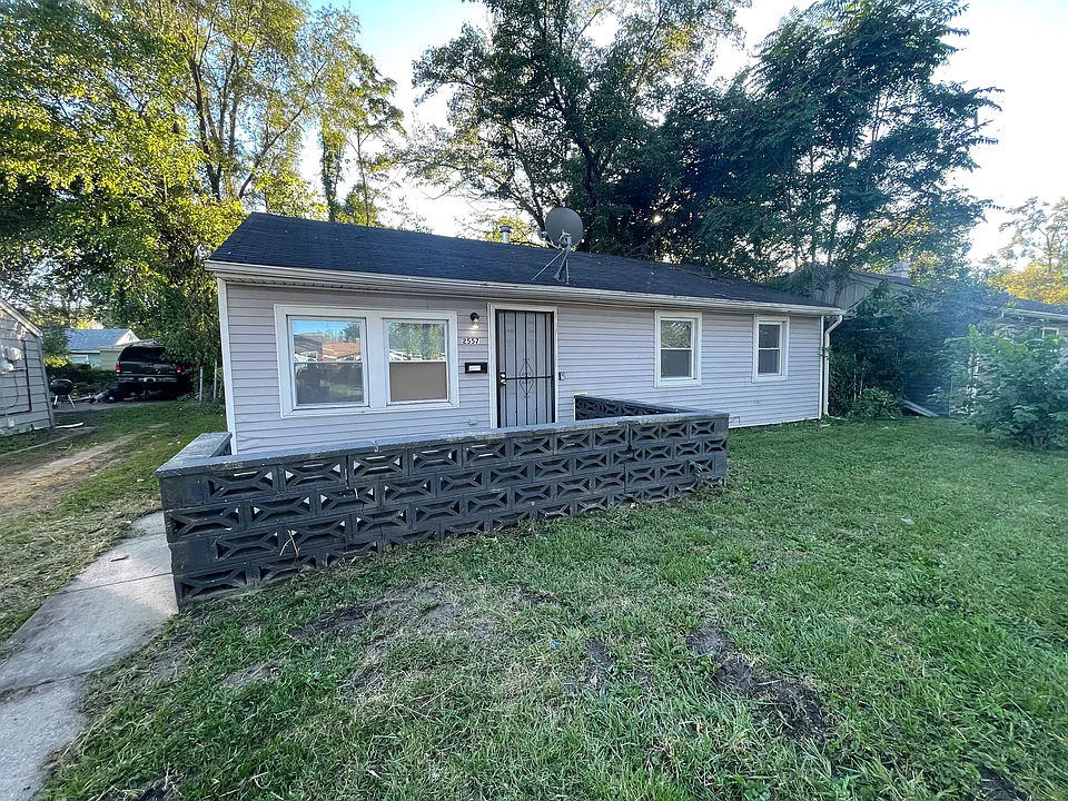 2557 E 22nd Pl