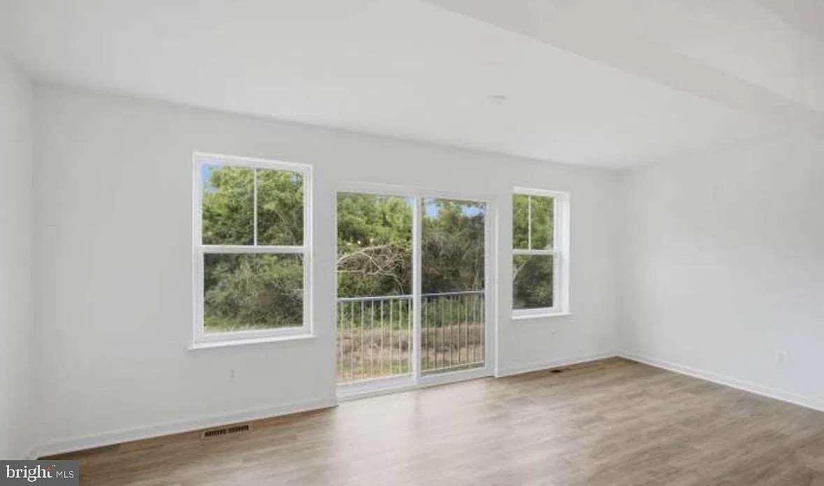 3 bed, 3.5 bath, 1650 sqft, $2,200 — Photo 2