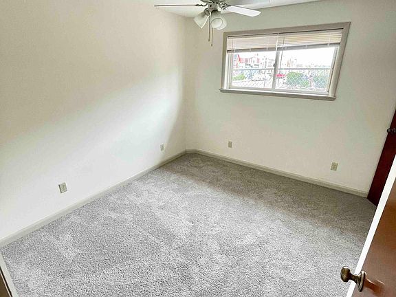 4th image of 1324 W Nedro Ave #28-1