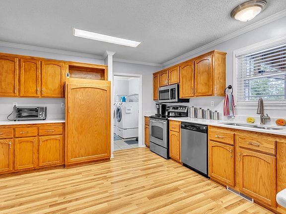 5th image of 205 Stonewood Dr