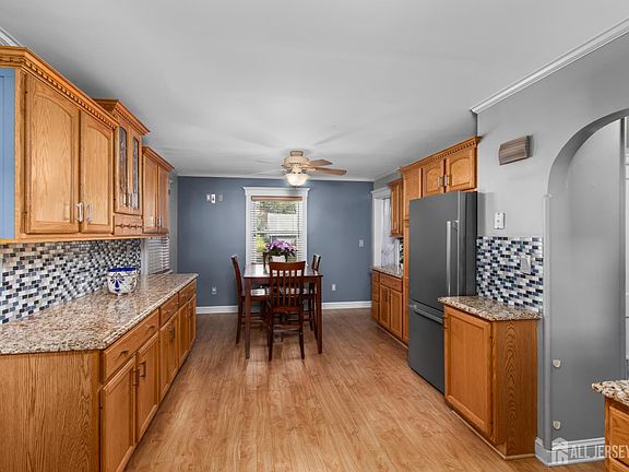 3rd image of 75 Lancaster Rd