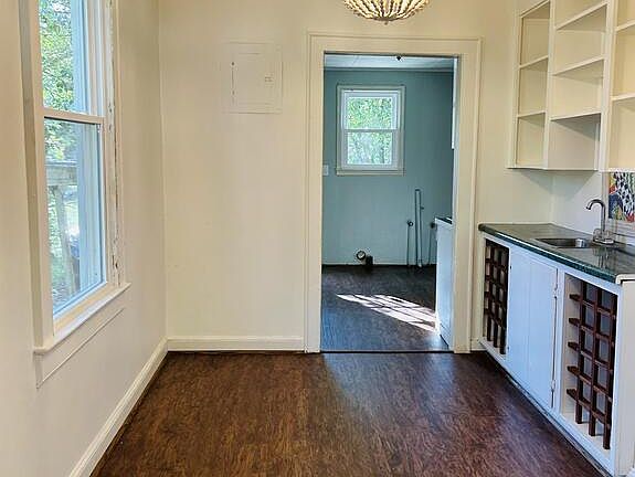 5th image of 709 Southern St