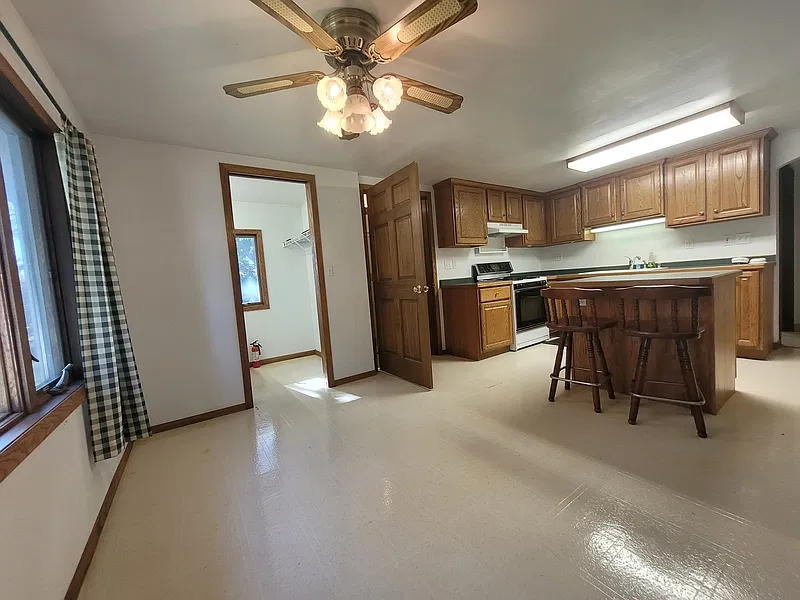 3 bed, 1.5 bath, 1372 sqft, $1,999 — Photo 2