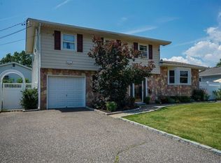 330 W 5th St, Deer Park, NY 11729