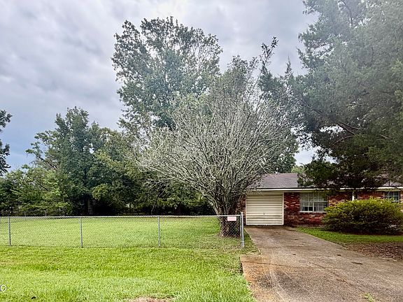3rd image of 33 Trailwood Cir