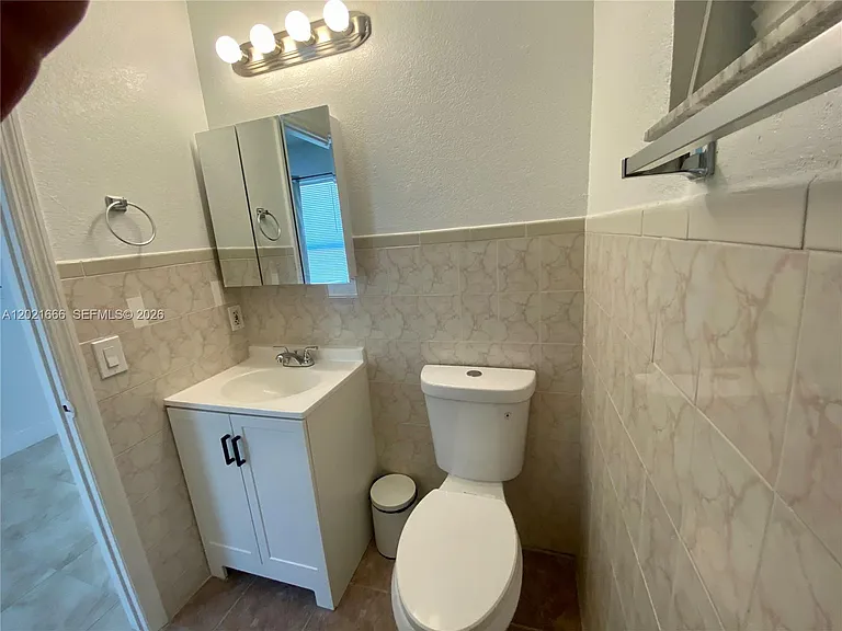1112 N 61st Ter #B — Photo 8