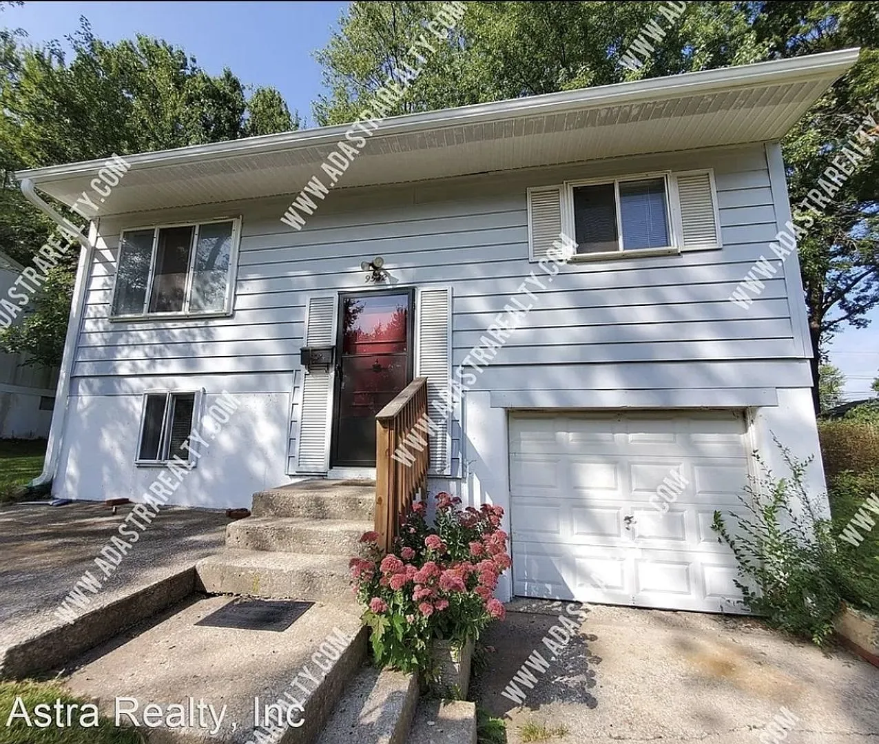 Spacious Home in Hickman Mills School District-Available NOW!! — Photo 1