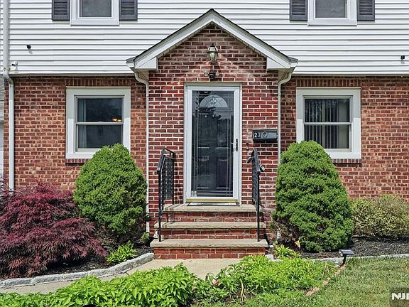 3rd image of 27 Beveridge St